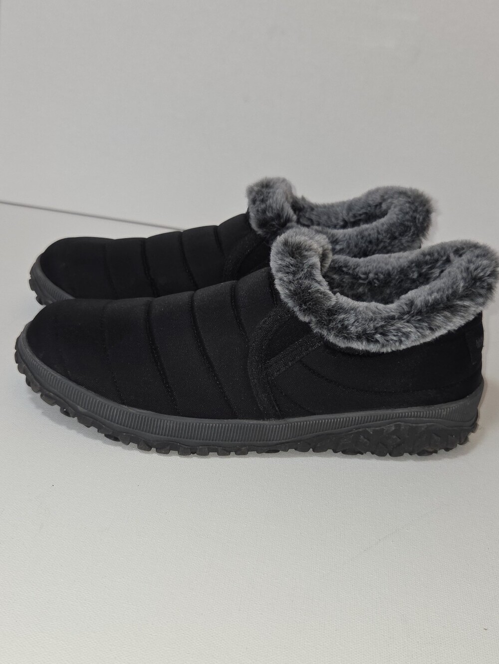 Minnetonka Timpson Tulsa Womens 10 Black Faux Fur Puffer Slip On Winter Booties